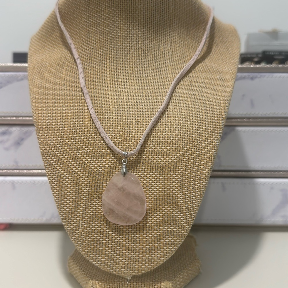 Rose quartz pendant NWT